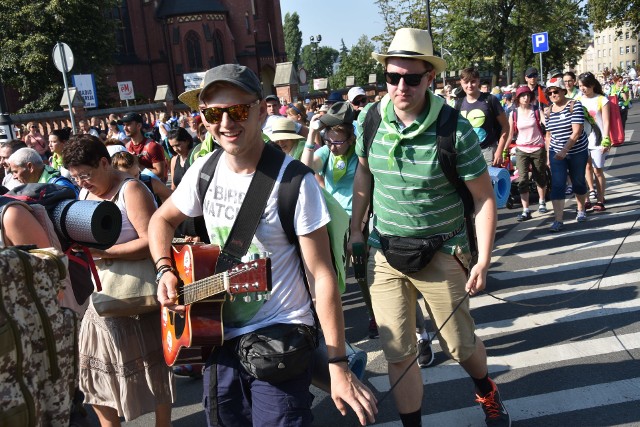 73 Rybnicka Pielgrzymka do Częstochowy 2018 ruszyła w stronę Jasnej Góry. W piekącym słońcu prawie 4 tysiące pielgrzymów ruszyło spod Bazyliki świętego Antoniego na kolejną Pielgrzymkę na Jasną Górę