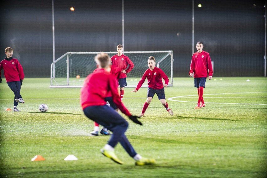 Piłkarze Wisły Kraków U-15 podczas treningu na boisku AWF...