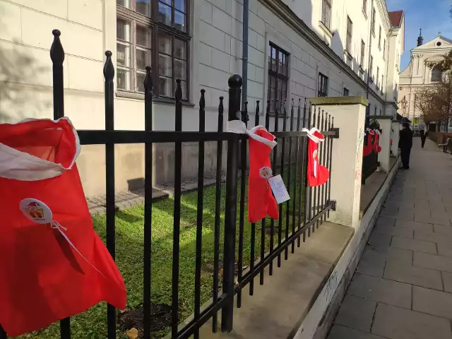 W ramach akcji (nie)przywiązane do Rajskiej, na płocie biblioteki przy ul. Rajskiej zawisły świąteczne skarpety, a w nich książkowe prezenty.