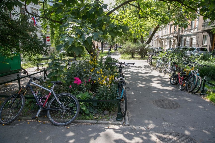 Kraków. Nowy plac Biskupi. Urzędnicy zwlekają, mieszkańcy czekają