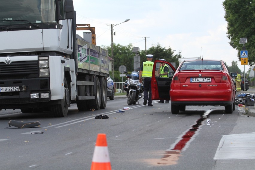 31-letnia motorowerzystka ranna w wypadku w Woli Baranowskiej. Potrącił ją samochód osobowy (ZDJĘCIA)