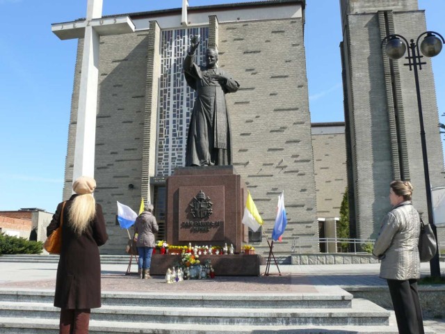 Przed pomnikiem papieża Jana Pawła II przy bazylice konkatedralnej w Stalowej Woli.
