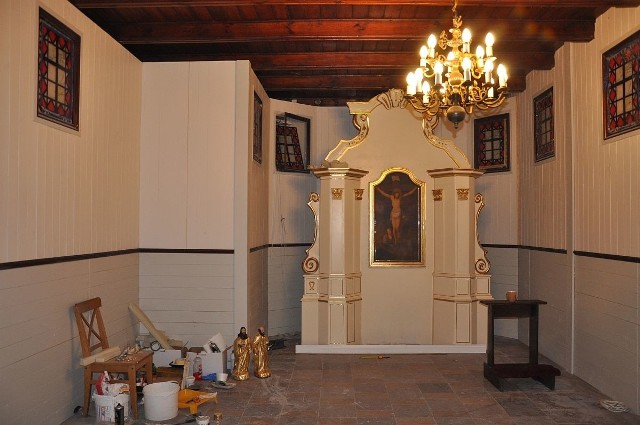 Odtwarzane jest również wnętrze kościoła, w którym msze odprawia ksiądz Mateusz Żmigrodzki.