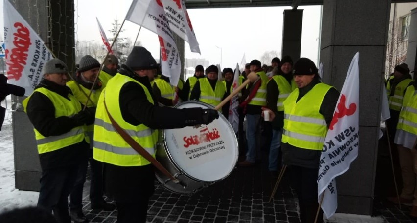 Protest górników i związkowców JSW: Stoimy murem za prezesem...