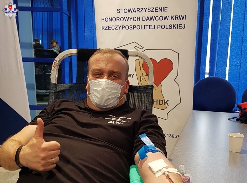 Puławscy policjanci oraz pracownicy cywilni oddali krew. Pomogli potrzebującym i uczcili setną rocznicę powołania Służby Cywilnej