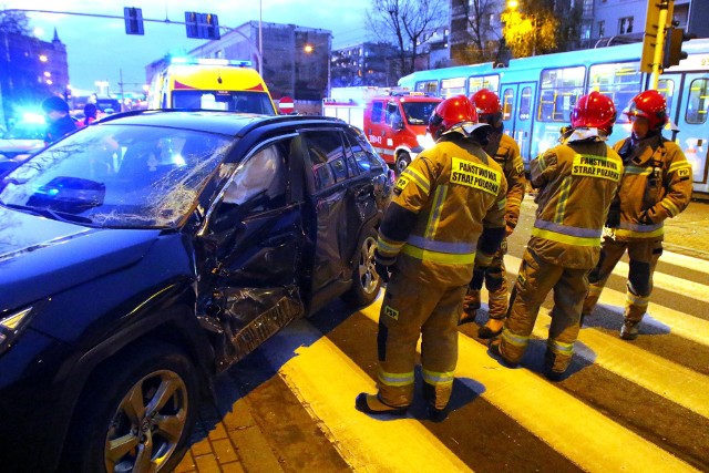 Przejścia dla pieszych to miejsca newralgiczne. Jeśli kierowca i pieszy nie zachowają szczególnej ostrożności, może dojść do tragedii.