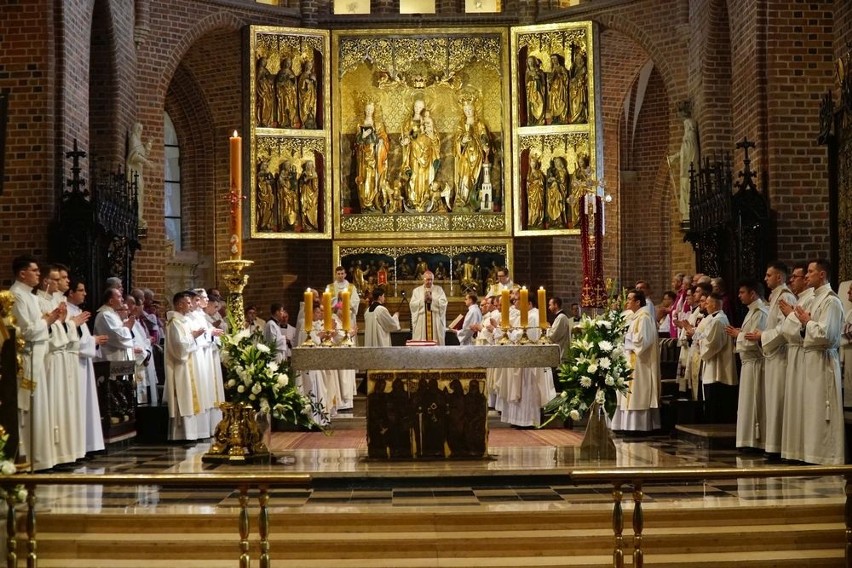 W Poznaniu święcenia kapłańskie przyjęło ośmiu diakonów