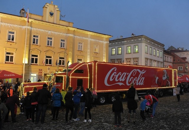 Na przemyskim Rynku pojawiła się świetnie znana, czerwona ciężarówka Coca-Cola. Ma 18,5 m długości, ponad 4 m wysokości, 450-konny silnik i 16-biegową skrzynię. Przygotowano kilka atrakcji. Można było sobie zrobić zdjęcie z Mikołajem, przejechać się wirtualnymi saniami i wybrać napis na puszkę.