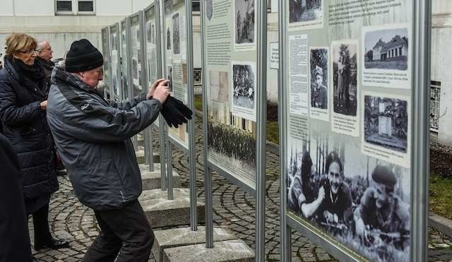 NARODOWY DZIEŃ PAMIĘCI ˝ŻOŁNIERZY WYKLĘTYCH˝NARODOWY DZIEŃ PAMIĘCI ˝ŻOŁNIERZY WYKLĘTYCH˝ WYSTAW URZĄD WOJEWODZKI ŻOŁNIERZE WYKLĘCI UROCZYSTOŚCI