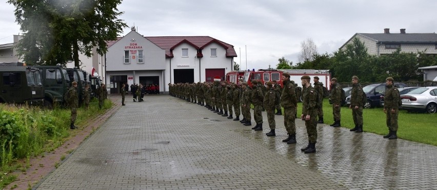 Żołnierze i strażacy wspólnie ćwiczyli akcje ratunkowe w gminie Gózd; nie przeszkadzał im nawet deszcz