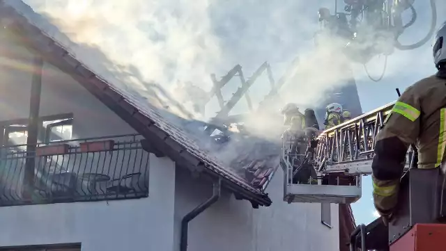 Do pożaru doszło w Osieku. Ogień strawił sporą część dachu  i uszkodził wyposażenie domu.