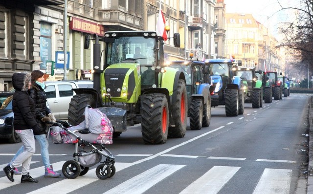 Rolnicy zdecydowali się dzisiaj wyjechać na ulice. Kierowcy muszą liczyć się z utrudnieniami.
