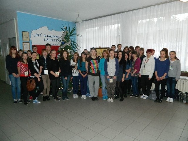 Ci wolontariusze ze stąporkowskiego Zespołu Szkół przeprowadzili w Kielcach zbiórkę pieniędzy dla chorego Patryka.