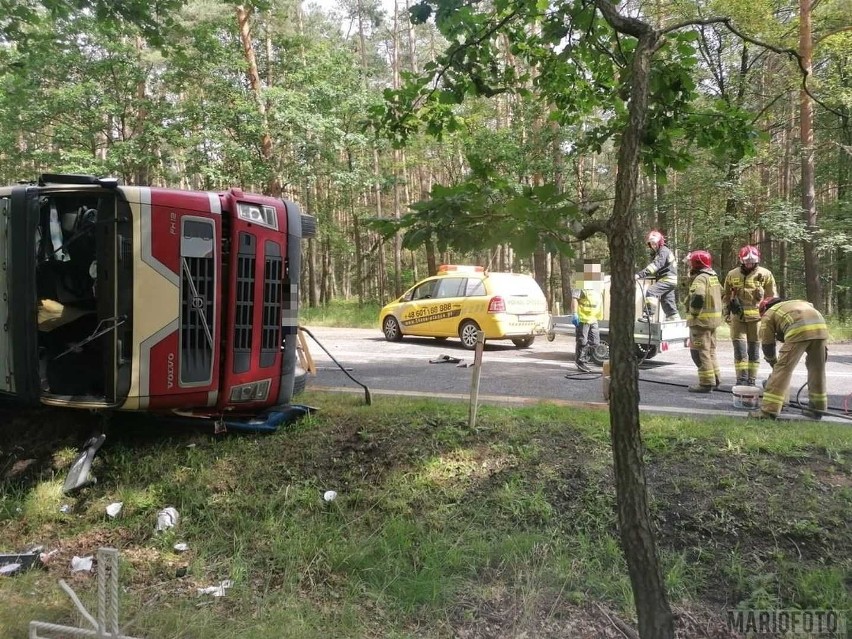 Wypadek w Dąbrowie. Droga jest zablokowana.