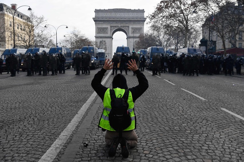 Francja: Zamieszki w Paryżu 8.12 ZDJĘCIA Protesty "żółtych kamizelek". Bilans: 260 rannych, 1700 zatrzymanych. Ile osób protestowało?