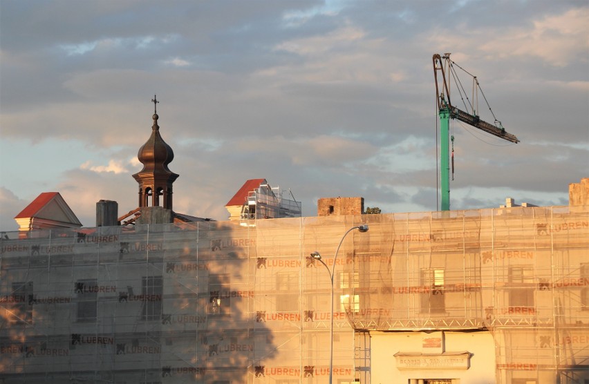 Zamość. Okazały gmach dawnej Akademii Zamojskiej bez dachu. Bryła tej monumentalnej budowli zmieni się, wypięknieje