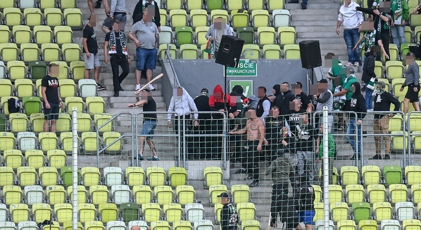 Mecz Lechii Gdańsk w Lidze Konferencji przerwany. Powodem starcie kiboli. "Dantejskie sceny na trybunach"