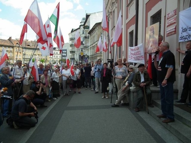 Od dwóch tygodni zaostrza się batalia ws. pomnika. Komitet odbudowy chce ustawienia figury Chrystusa na pl. Mickiewicza. Prezydent miasta odmówił ze względu na braki formalne w dokumentach. Z tego powodu przed urzędem miasta odbył się protest