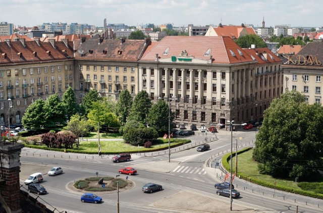 We Wrocławiu dużo skrzyżowań sprawia trudności nawet wprawnym kierowcom. Przyczyn jest wiele. Nieintuicyjne oznakowanie, liczne przejazdy tramwajowe albo występujący na nich duży ruch drogowy. Sugerując się Waszymi komentarzami i rozmawiając z ekspertami, wybraliśmy 11 z nich. Sprawdźcie, które to. Po galerii możecie poruszać się za pomocą strzałek albo przy użyciu gestów na smartfonie.