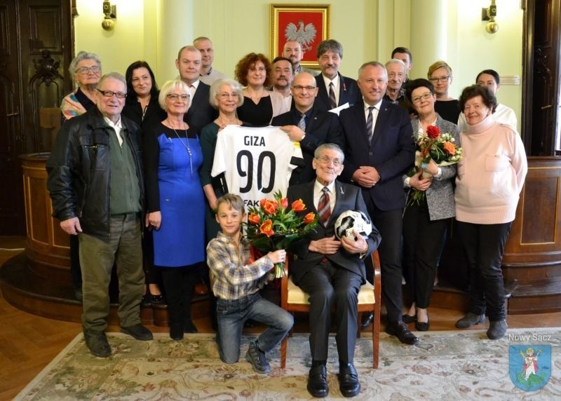 Tadeusz Giza skończył 90 lat. W prezencie dostał koszulkę Sandecji i piłkę z autografami [ZDJĘCIA]