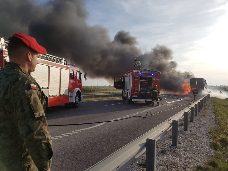 Zwężenie jezdni na S7 w powiecie jędrzejowskim. Pożar samochodu zniszczył drogę i bariery