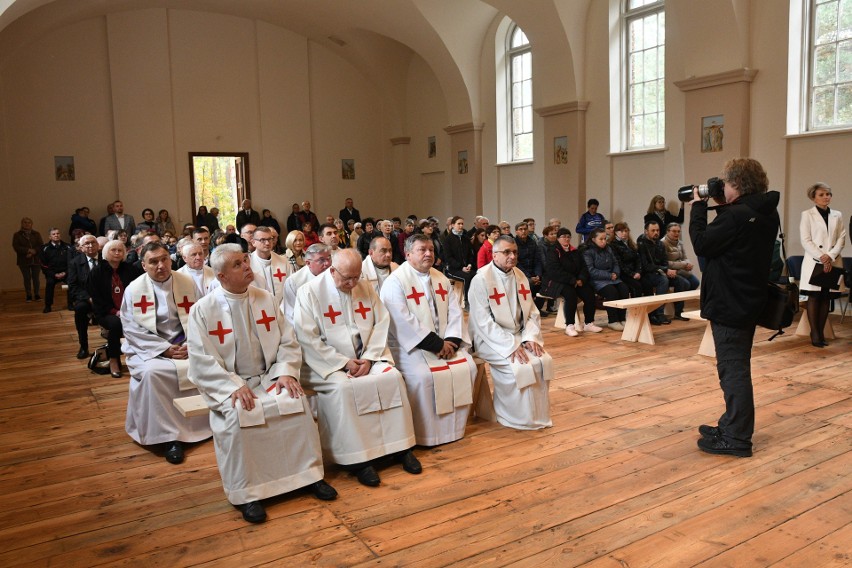 Uroczyste poświęcenie kaplicy w Domu świętego Jana Pawła II w Pietraszkach. Mszy świętej przewodniczył biskup Jan Piotrowski