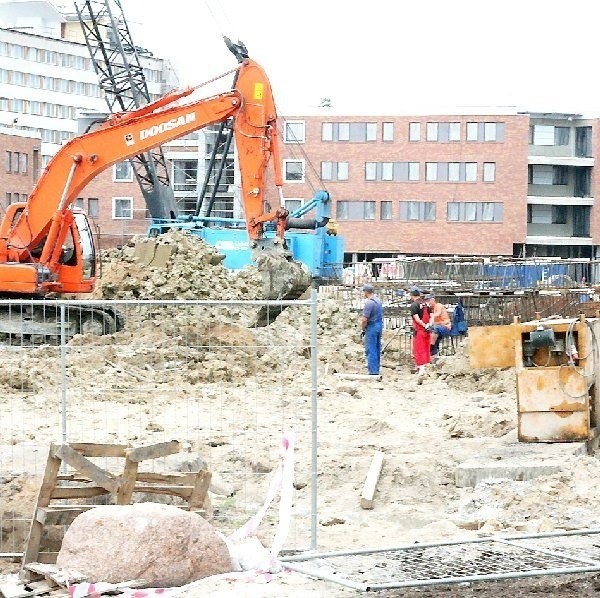 Na budowie przyszłego centrum handlowo- rozrywkowo-rekreacyjnego trwa ożywiony  ruch