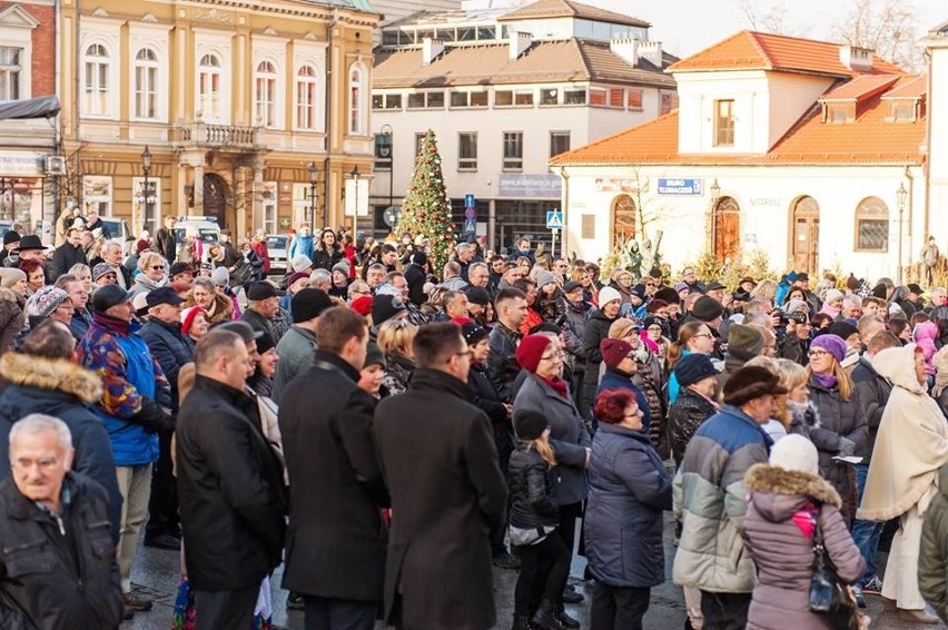 Wieliczka. Uczestnicy tradycyjnej Wigilii na rynku nie zapomnieli o potrzebujących 