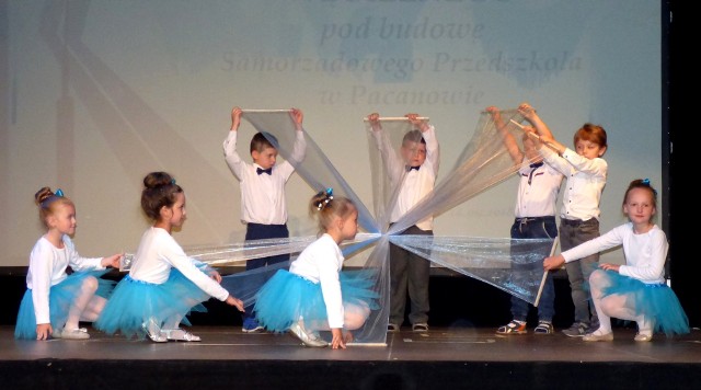 Taniec z szarfami, w biało-niebieskich barwach, rozpoczął koncert przedszkolaków w Europejskim Centrum Bajki w Pacanowie.