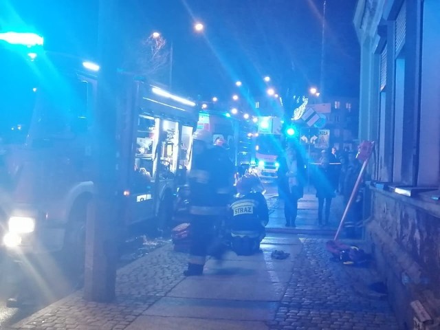 W środę, 2 stycznia, po 16.00 doszło do pożaru w kamienicy przy ul. Kosynierów Gdyńskich w Gorzowie. Poszkodowanymi musiało zająć się pogotowie.Pożar zobaczył jeden z naszych dziennikarzy. Pali się w jednej z kamienic przy ul. Kosynierów Gdyńskich.- Na miejsce zostały wysłane trzy zastępy straży, ale docelowo będzie ich sześć - mówił nam dyżurny gorzowskich strażaków. Film od naszego CzytelnikaNa miejscu jest też już pogotowie, które zajmuje się poszkodowanymi. Na miejscu zdarzenia są też pracownicy pogotowia gazowego.Do pożaru doszło w mieszkaniu, którego okna "wychodzą" na Park Róż. Około godz. 17.00 strażacy wyrzucali z mieszkania przez okno zniszczone przedmioty. Stojąc przed kamienicą widać było zadymione, okopcone pomieszczenie.- Akurat jechałem rowerem, kiedy zobaczyłem dym. Okazało się, że pali się w jednym z mieszkań - powiedział nam świadek zdarzenia. Kilka osób obserwujących pracę strażaków zastanawiało się, jak doszło do pożaru. - Może to jakieś petardy wybuchły? Może jakieś zwarcie? - zastanawiali się.Dwie osoby trafiły do szpitala.