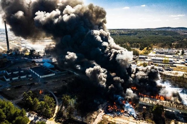 Pożar wysypiska odpad&oacute;w chemicznych w Nowinach wyglądał przerażająco.