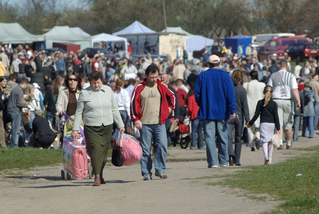 Każdorazowo na niedzielnej giełdzie pojawia się około 600 handlowców z całego regionu, ale też z Polski.