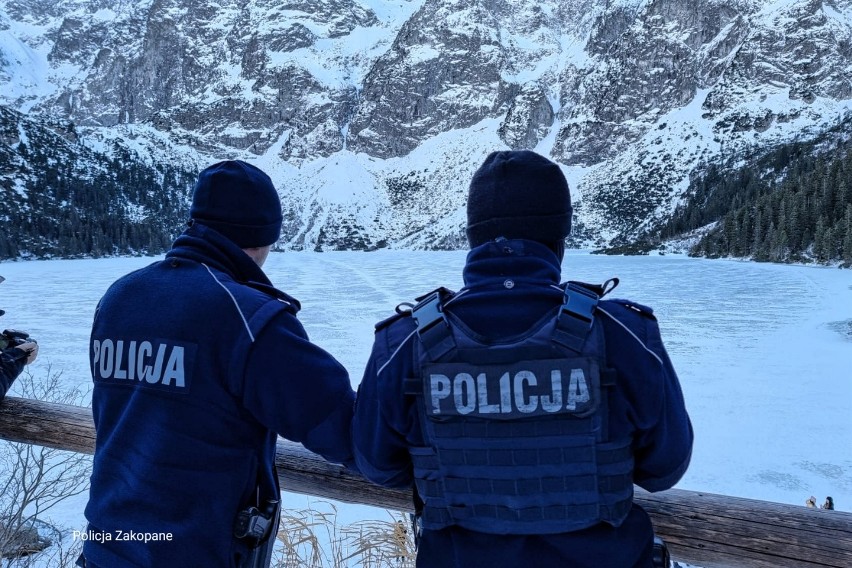 Policjanci przeganiali turystów z lodowej tafli Morskiego...
