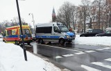 W centrum Białegostoku auto wjechało w zaspę. Policjanci reanimowali kierowcę