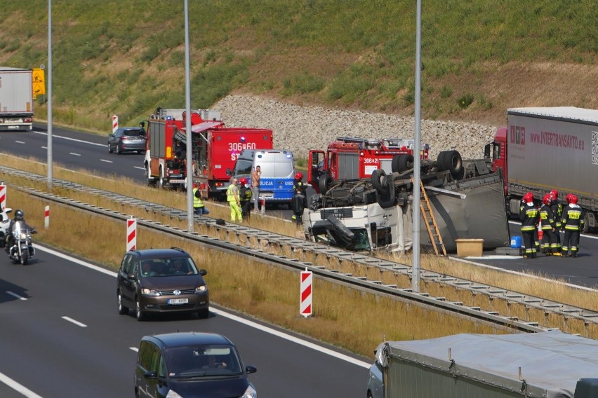 W poniedziałek rano na autostradzie A2 doszło do zderzenia...