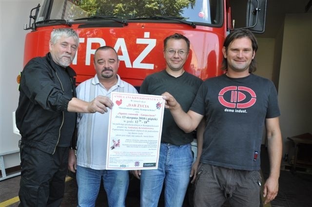 - Pomżmy wspólnie potrzbującym - mówią strażacy: Mirosław Borkowski, Henryk Moch, Krzysztof Wyzgała i Edward Odelga.