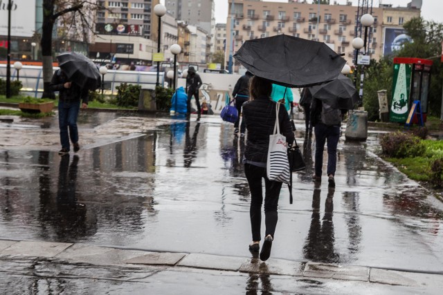 07.09.2017 warszawa warszawa w deszczu deszcz parasolka opady pogoda zimno chlod kaluza zla pogoda deszczowa pogoda parasol jesien nz aleje jerozolimskie  centrum wiatr fot. szymon starnawski / polska press