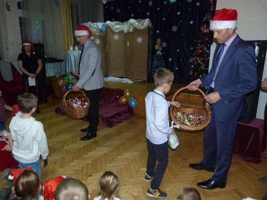 Mikołaj z prezentem dla każdego dziecka w Piekoszowie (WIDEO, DUŻO ZDJĘĆ)