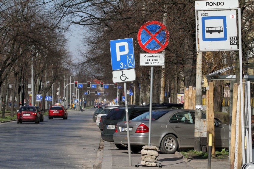 Koniec parkowania przy Powstańców Śląskich. Rada osiedla protestuje [LIST]