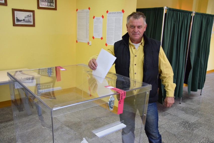 Mieszkancy Kędzierzyna-Koźla biorą udział w wyborach. Po południu w lokalach wyborczych pojawiło się dużo młodych ludzi