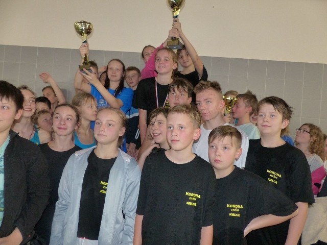 Uczniowie Szkoły Podstawowej numer 25 z Kielc zostali mistrzem Kielc szkół podstawowych w pływaniu w klasach V - VI. 