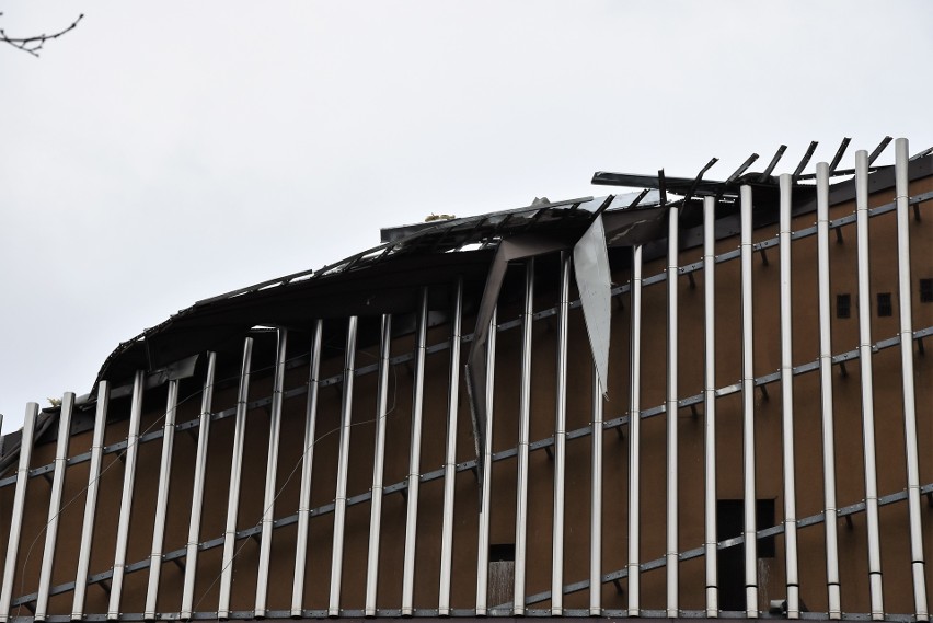 Uszkodzony dach Teatru im. Jana Kochanowskiego w Opolu