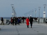 Niedziela na plaży w Kołobrzegu - tłumy spacerowiczów. W centrum pustawo