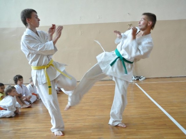 Bartoszowie &#8211; Pająk (z prawej) i Ślusarczyk wywalczyli mistrzostwo województwa w swych kategoriach. Tu w pokazowym pojedynku podczas treningu.