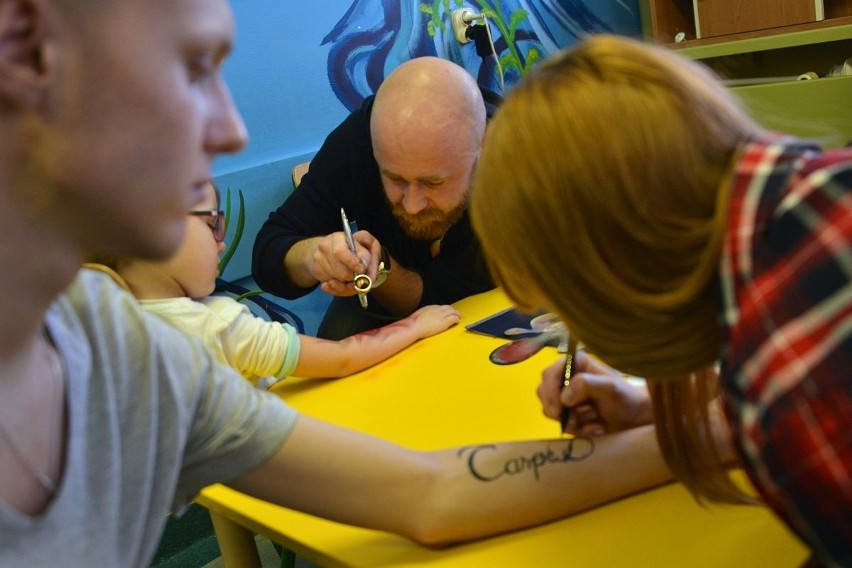 "Dziarą w raka", czyli studio tatuaży w szpitalu w Kielcach
