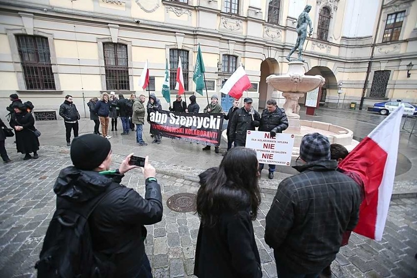 "Dziś tablica Szeptyckiego, niedługo pomnik Hitlera". Protest pod Uniwersytetem Wrocławskim