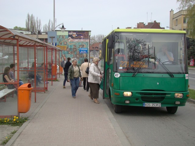 Przystanek autobusowy na ul. 1 Maja w Andrychowie. Stąd ludzie masowo odjeżdżają do pracy. W powiecie wadowickim taka komunikacja publiczna działa tylko w gminie Andrychów.