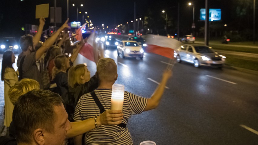 "Łańcuch Światła" w Krakowie. Protestujący wyszli na ulicę [ZDJĘCIA, WIDEO]