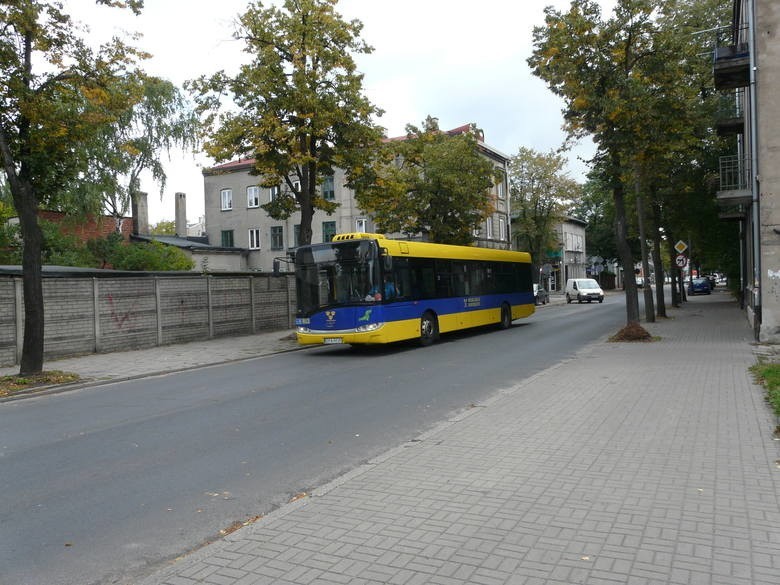 Przystanki na żądanie podczas jazdy nocnym autobusem w Pabianicach 