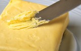 Koniec drożyzny na horyzoncie? Tanieją masło i śmietana – teraz ceny jogurtów i serów zaczną spadać. Co z jajkami? [1.02.2023]